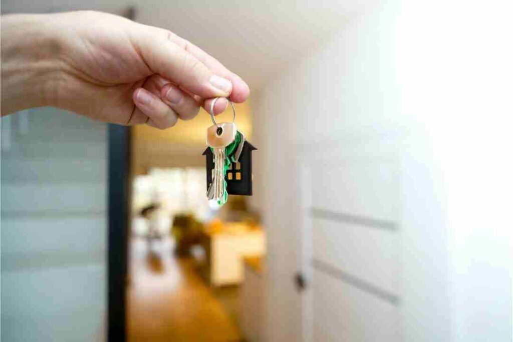 real-estate-agent-gives-house-keys-to-new-homeowner